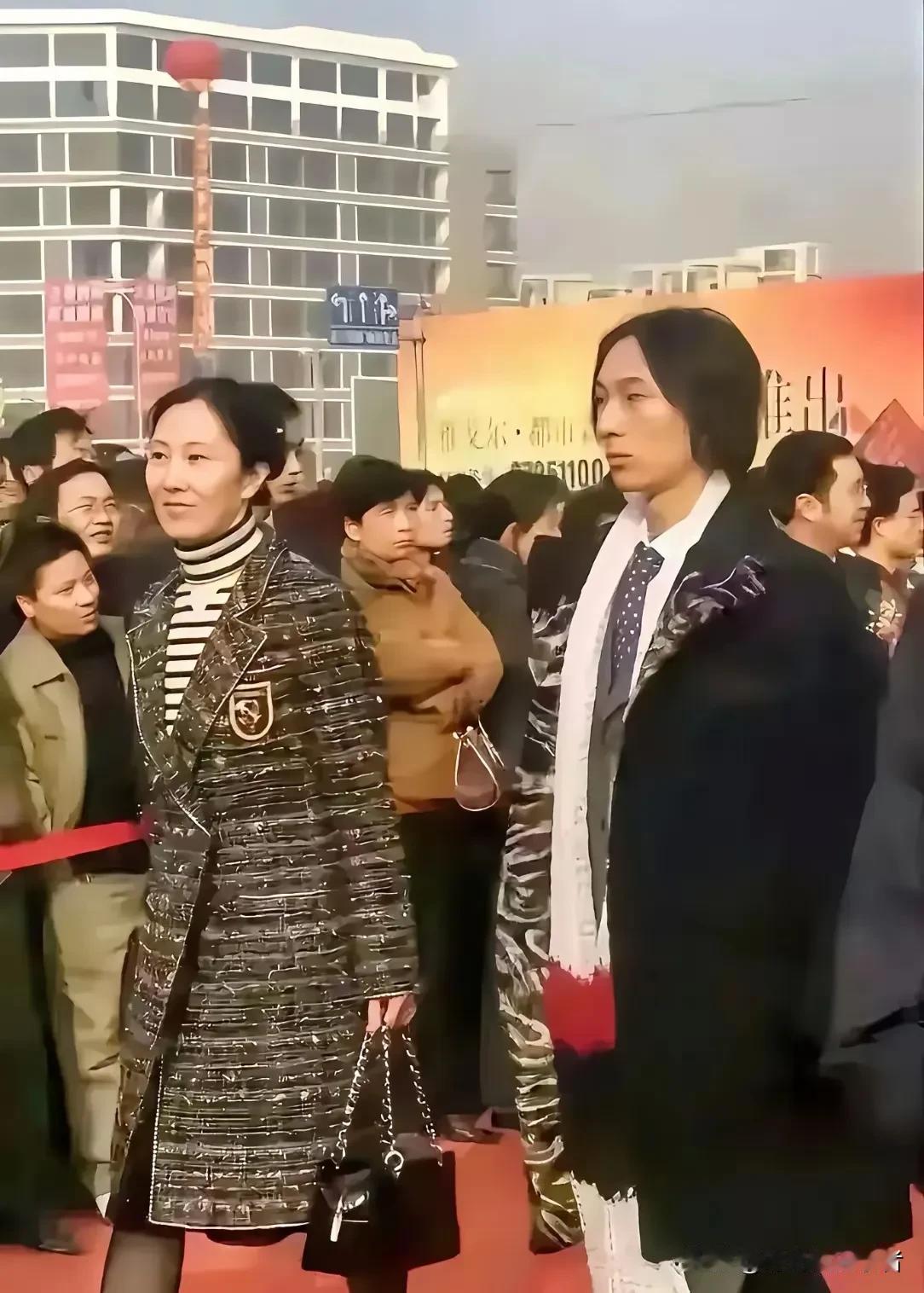 原来王思聪年轻的时候也是单眼皮呀，黄一鸣生的这个小女孩儿原本看起来是个单眼皮，还