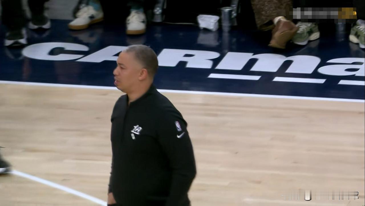 快船主帅泰伦-卢真是吃了熊心豹子胆了，他竟然敢在第四节比赛中弃用哈登！在今天快船