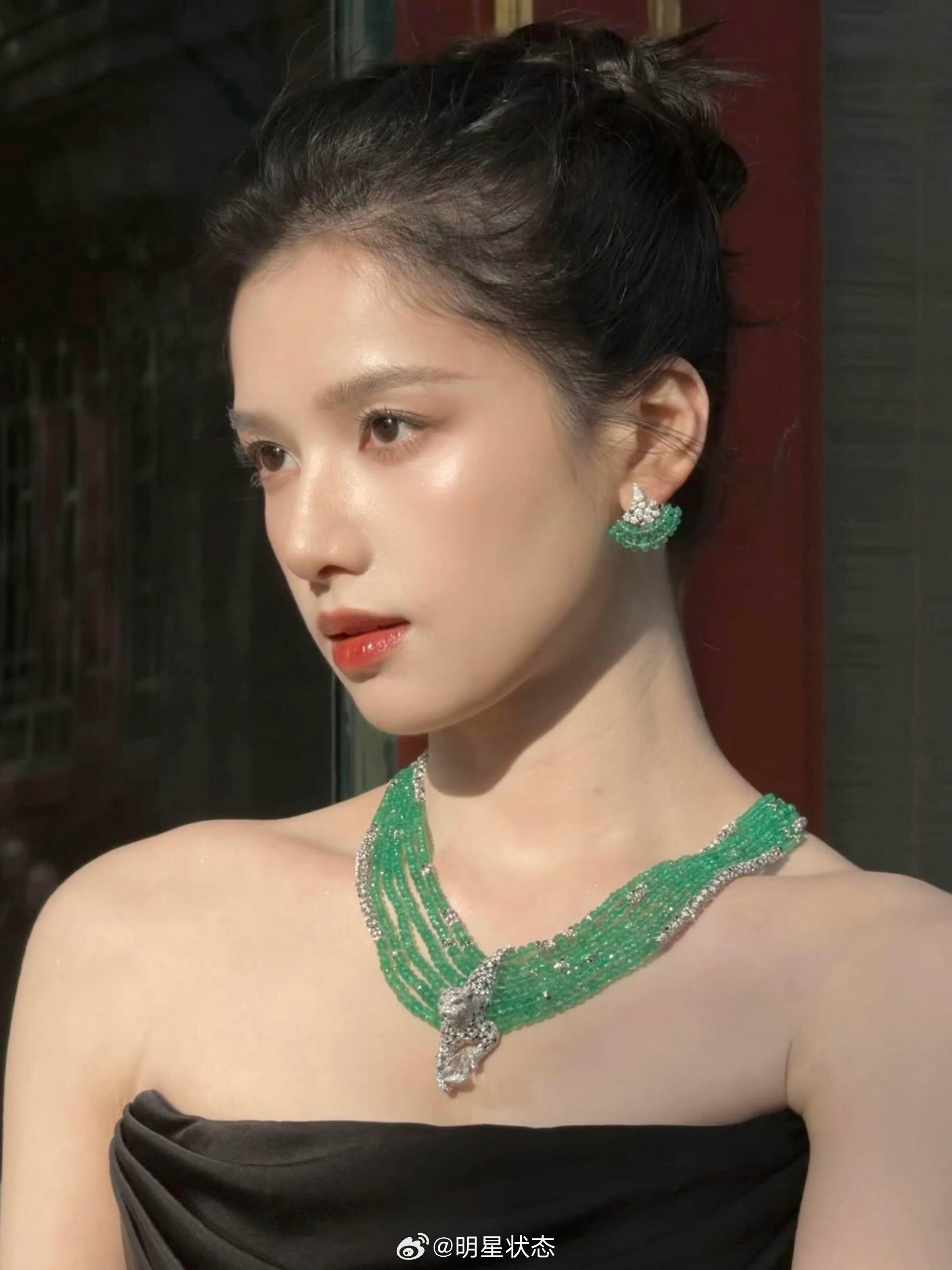 张婧仪的卡地亚活动大片一件RheaCosta黑色抹胸裙搭配CartierEN