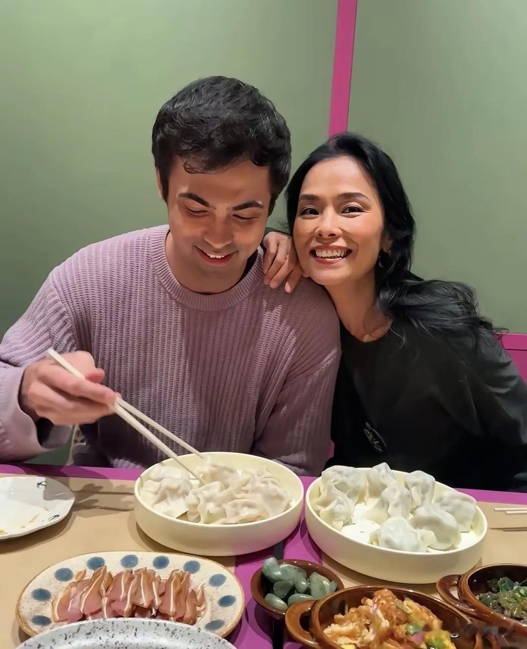 歌手韦唯和儿子在一起，展现出了满满的幸福感，看着着实让人羡慕！记忆当中她有三个儿