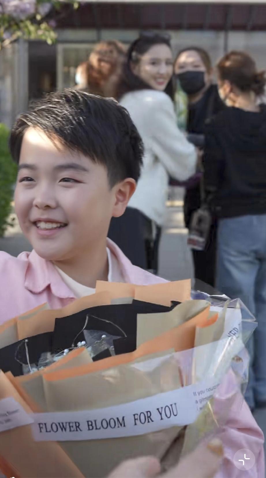 朵朵长这样就是一个小小白马王子，是迷你版的陈思诚！4月5日，佟丽娅在北京天桥