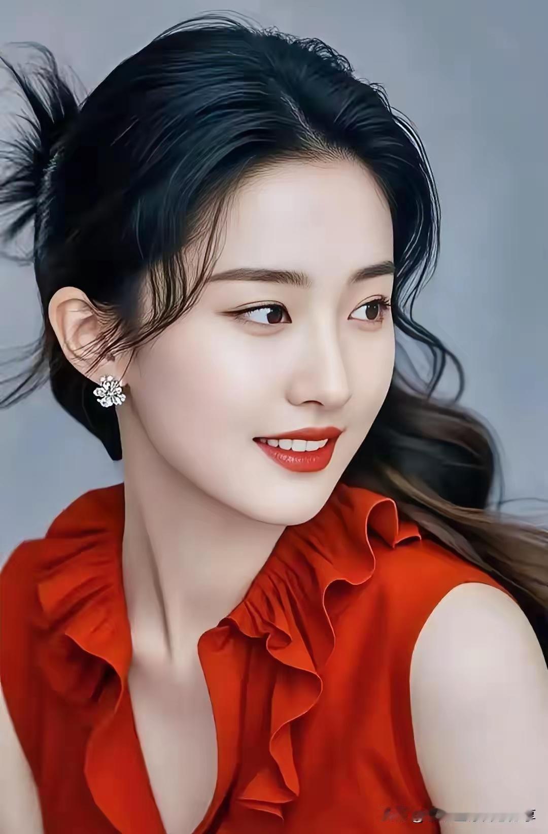 优雅红裙，闪耀耳饰，职场女性的魅力瞬间