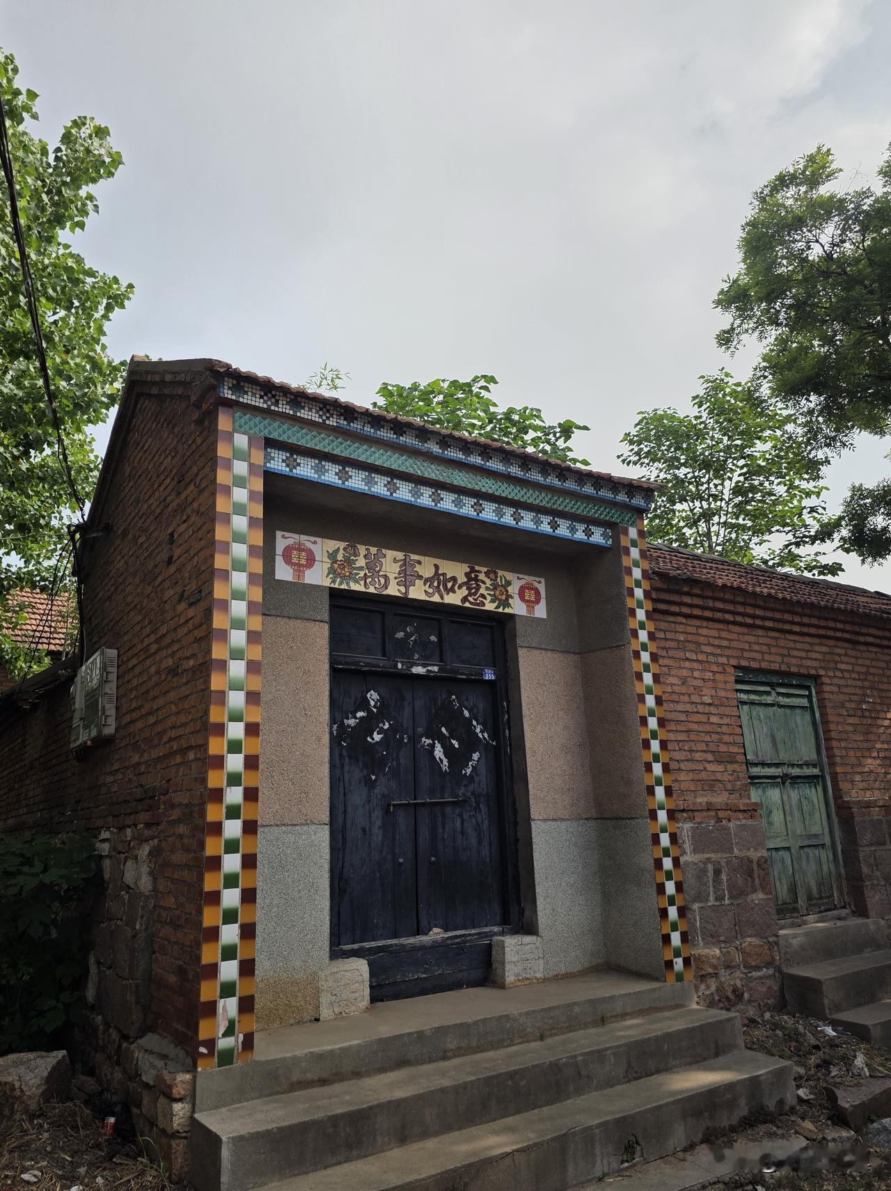 乡村老宅一座座空置、坍塌，看着心里很不是滋味……在村里住久了，心里常常会生