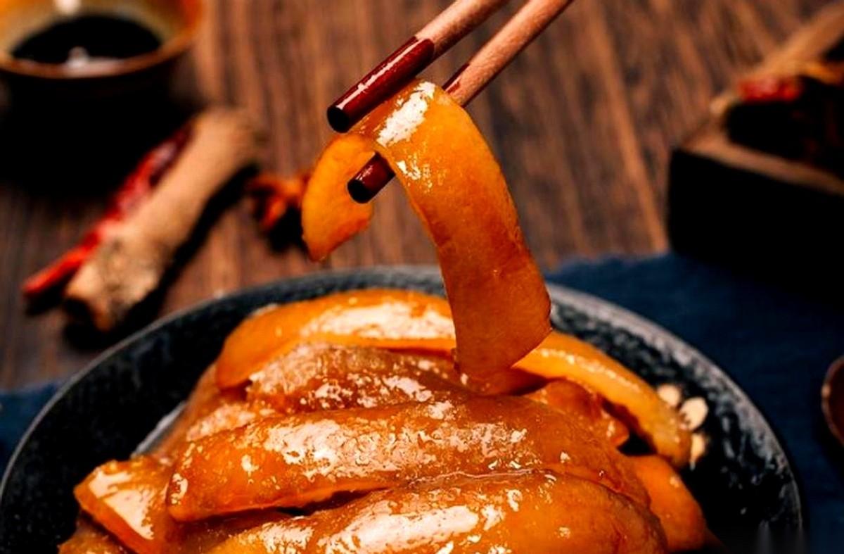 那碗油光锃亮的红烧猪皮，真的，比前任的谎言还“上头”。你以为吃的是满满的胶原蛋