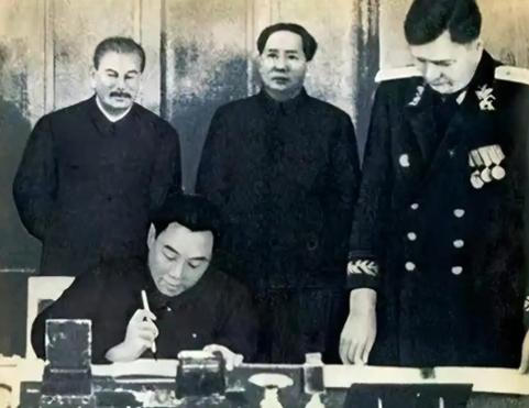 1949年12月，新中国刚刚成立，毛泽东就率团出访苏联，因苏联曾在1945年8月