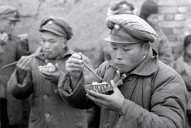 1948年，一国民党士兵饿的受不了，跑到了解放军阵地，背了一袋子馒头回来。战友们