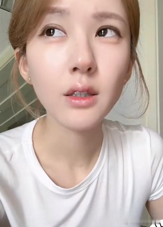 怎么一上微博赵露思当网红也翻车了[捂脸哭]这么看银河酷娱挺会包装她的，她内核真的太