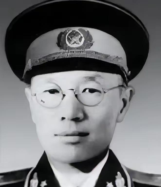 南京保卫战，全团打光，他一个人活着爬出来。被蒋介石下令秘密枪决，他翻墙跑