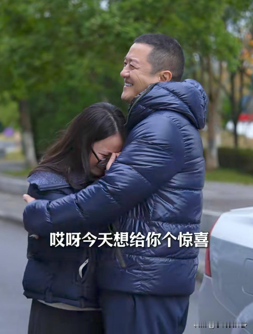 刚刷到李亚鹏和他第四个女儿同框的视频，很感动，也刷新了对他的印象。这些年，