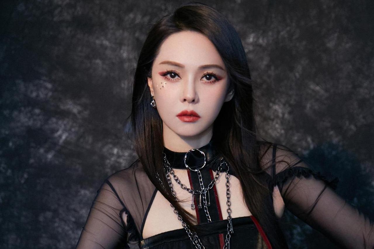 伊能静说:“我44岁时，在台北买了一栋一千万的大房子，带有花园，把我的妈妈和两个