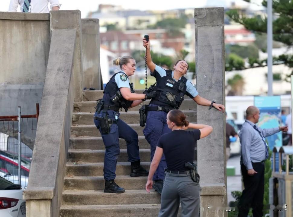 澳大利亚媒体最近在热议一个话题：12月14日，发生枪击案的悉尼邦迪海滩