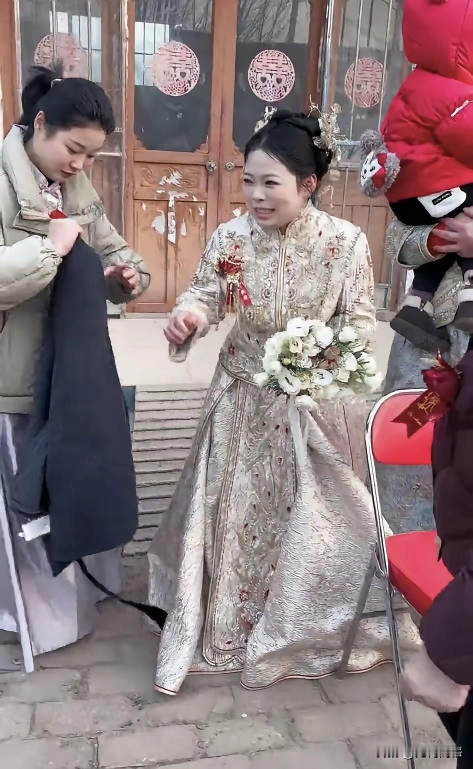 新娘穿的太少了，在如此低温的天气里，在外面站的时间长了，都容易把身体冻坏了，年轻