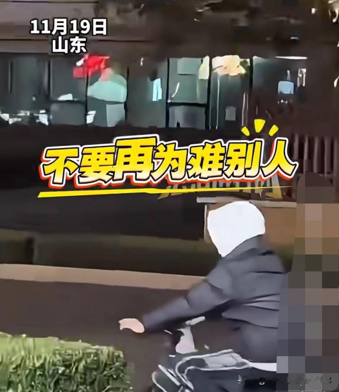 这个倒打一耙的熊孩子现在应该很后悔！他以为女子放下了手机，没想到他倒打一耙