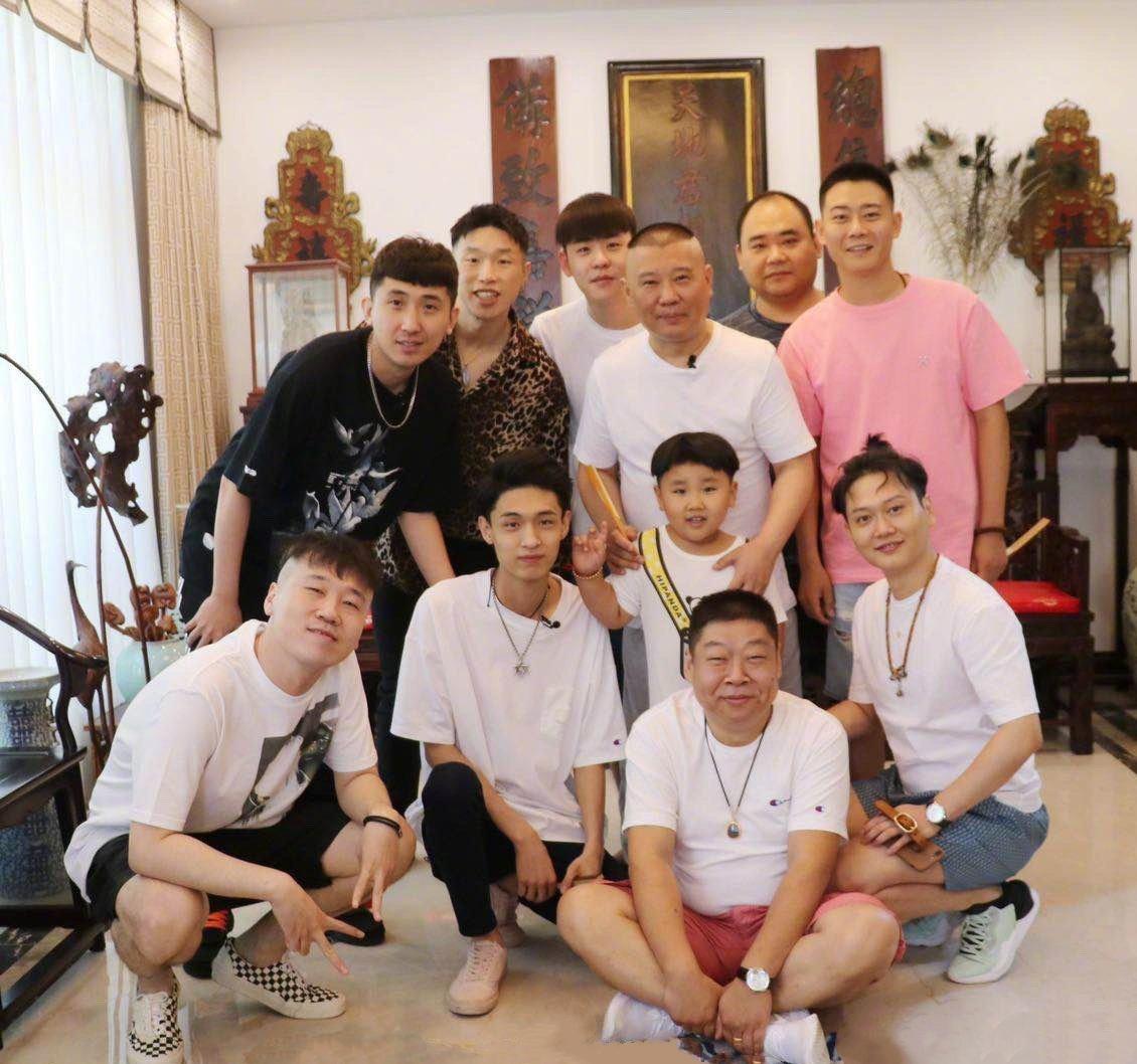 德云社成员合照：郭德纲气色盈和，头顶心形图案醒目；侯震目光沉和，栾云平疏眉朗目，