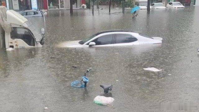 凤凰新闻【沈阳通告：全市“四停”】台风“巴威”对辽宁沈阳的影响还在持续。沈阳气象