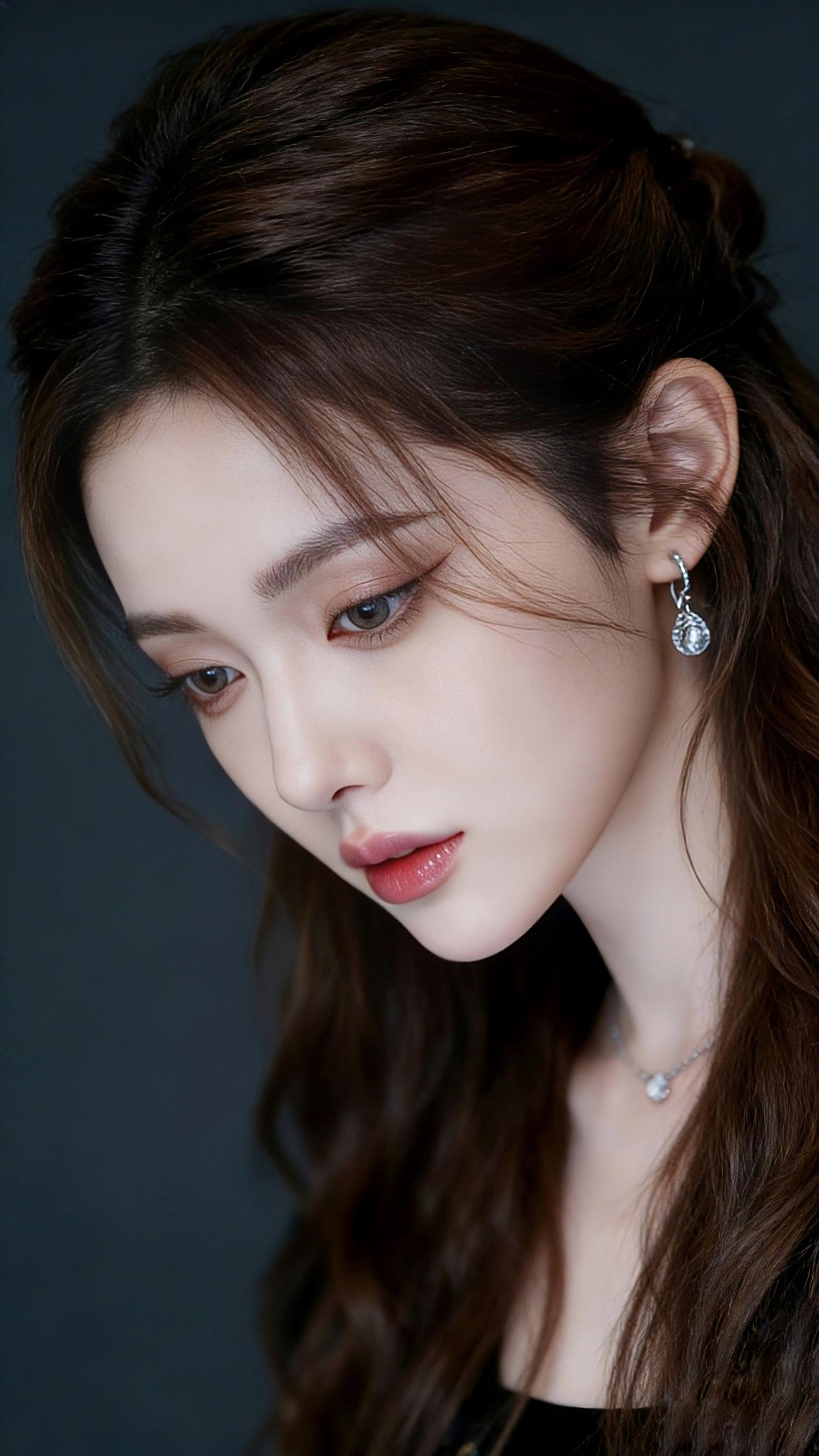 九帧同绘深棕卷发仙。发如绸缎垂落泛柔光，水滴耳环耀微芒，细链镶钻添雅。豆沙唇眸藏