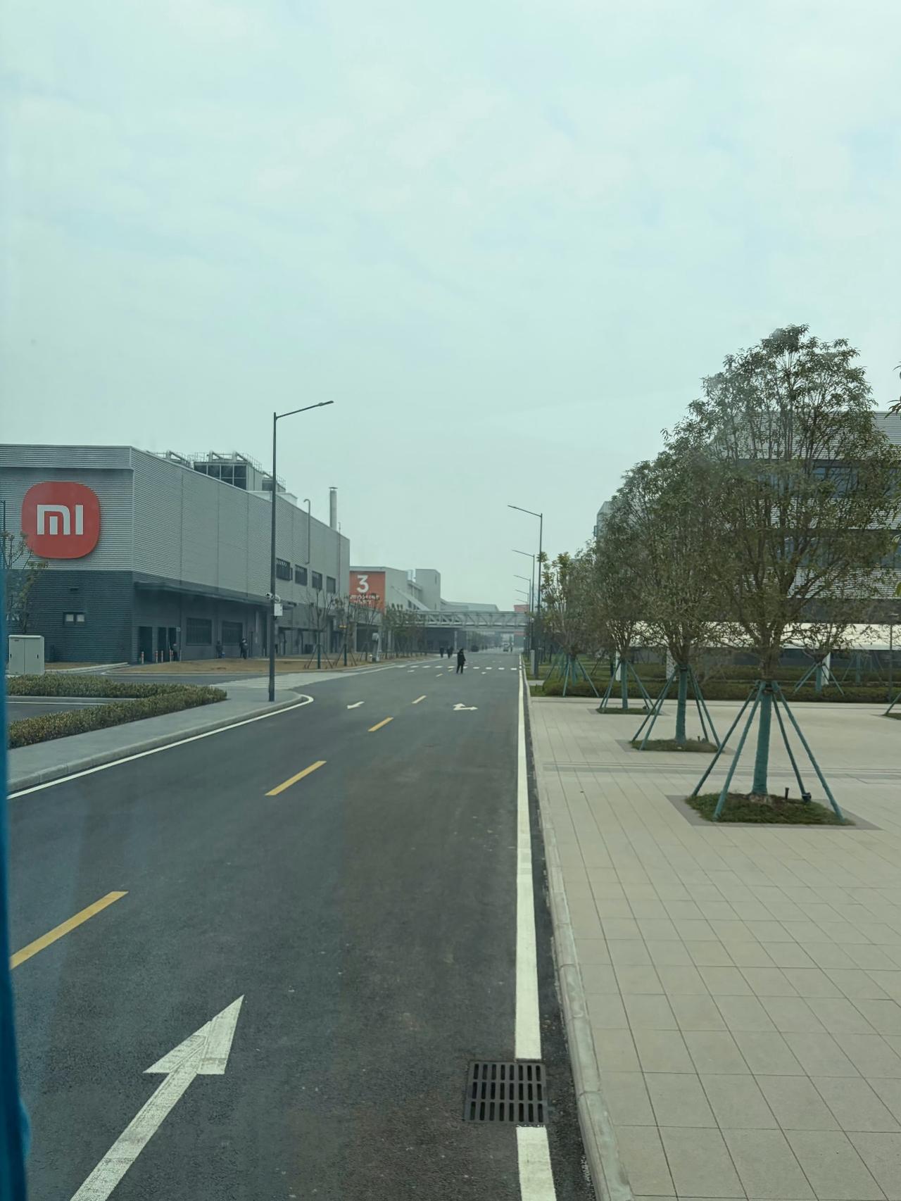 两张图感受一下小米武汉智能家电工厂，一眼看不到头，工厂有多大就不用多说了吧，以后