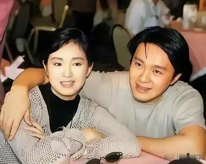 巩俐和周星驰在一起拍的这张照片，展现出来的精神状态特别的好，从面相上看，两人长得