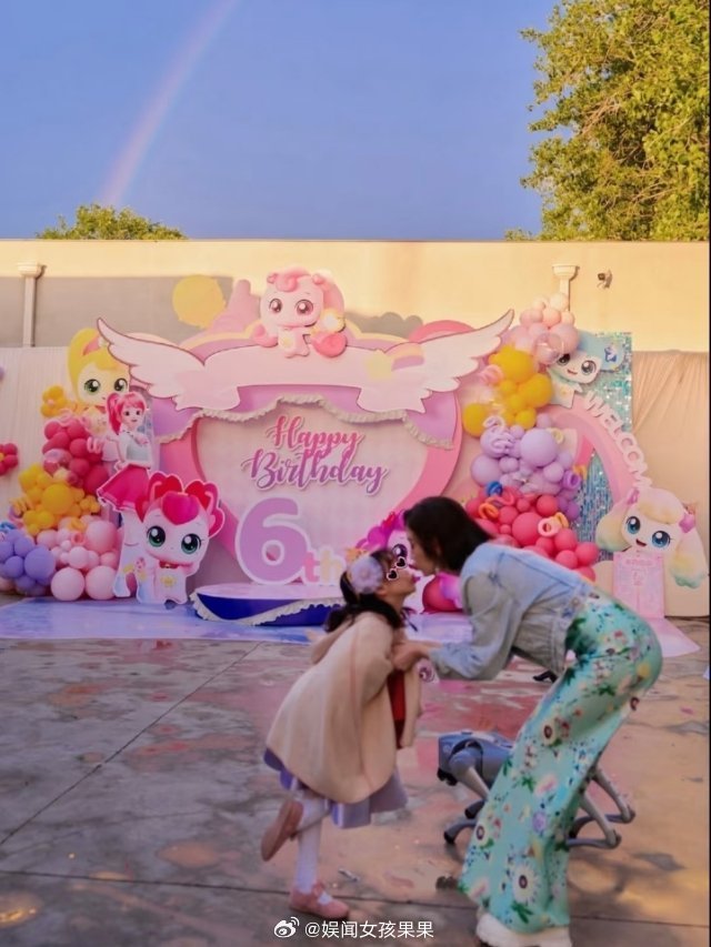 唐艺昕女儿接唐艺昕回家娱乐唐艺昕收工后女儿专门坐车来接她，一家人出行座驾都贴满
