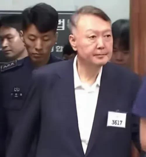钱是人的胆，其实权势也是！一旦失去了权势，人瞬间就像被抽走了精气神，颓态尽显，眼