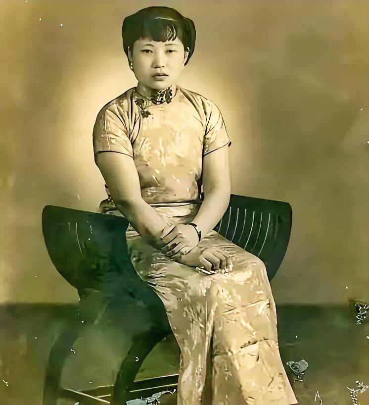1961年，年轻貌美的马月兰，被迫嫁给了自己的亲伯父马步芳，谁知没过多久，色胆包