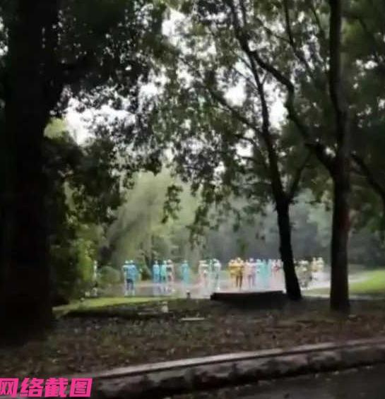 上海某一景区出现了四十八个为人形的玻璃雕像，众人观感后觉得有点吓人提出意见，事后