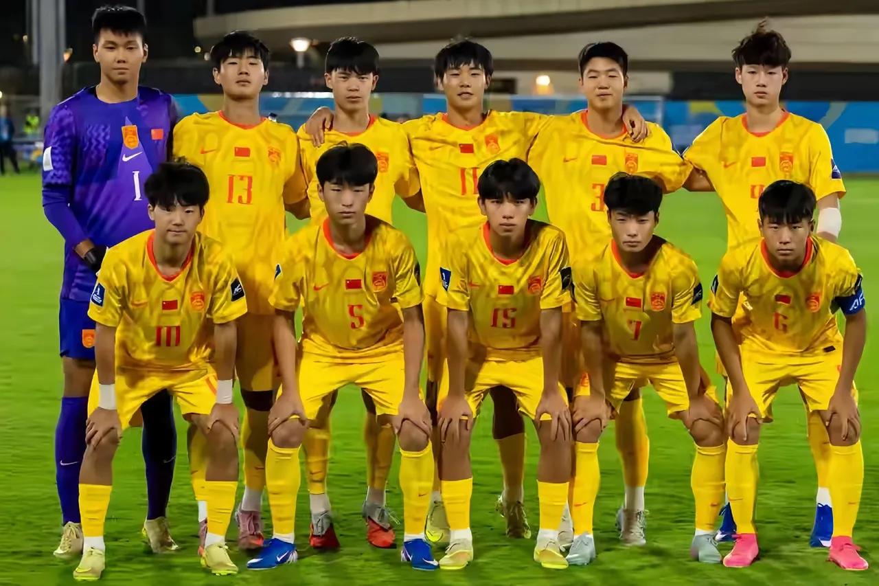 昨天白白熬到凌晨3点，真的气死人了，中国U17国少竟然0比1输给了印尼U17，简