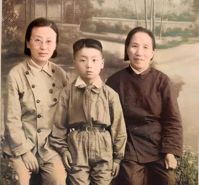 1950年，毛泽民原配妻子王淑兰去南昌看望毛泽民的儿子毛远新和朱旦华母子，留下的
