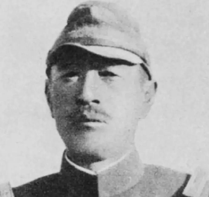 1939年冬天，雁宿崖战斗刚刚结束。八路军一团营长宋玉琳在打扫战场时，发现了一件