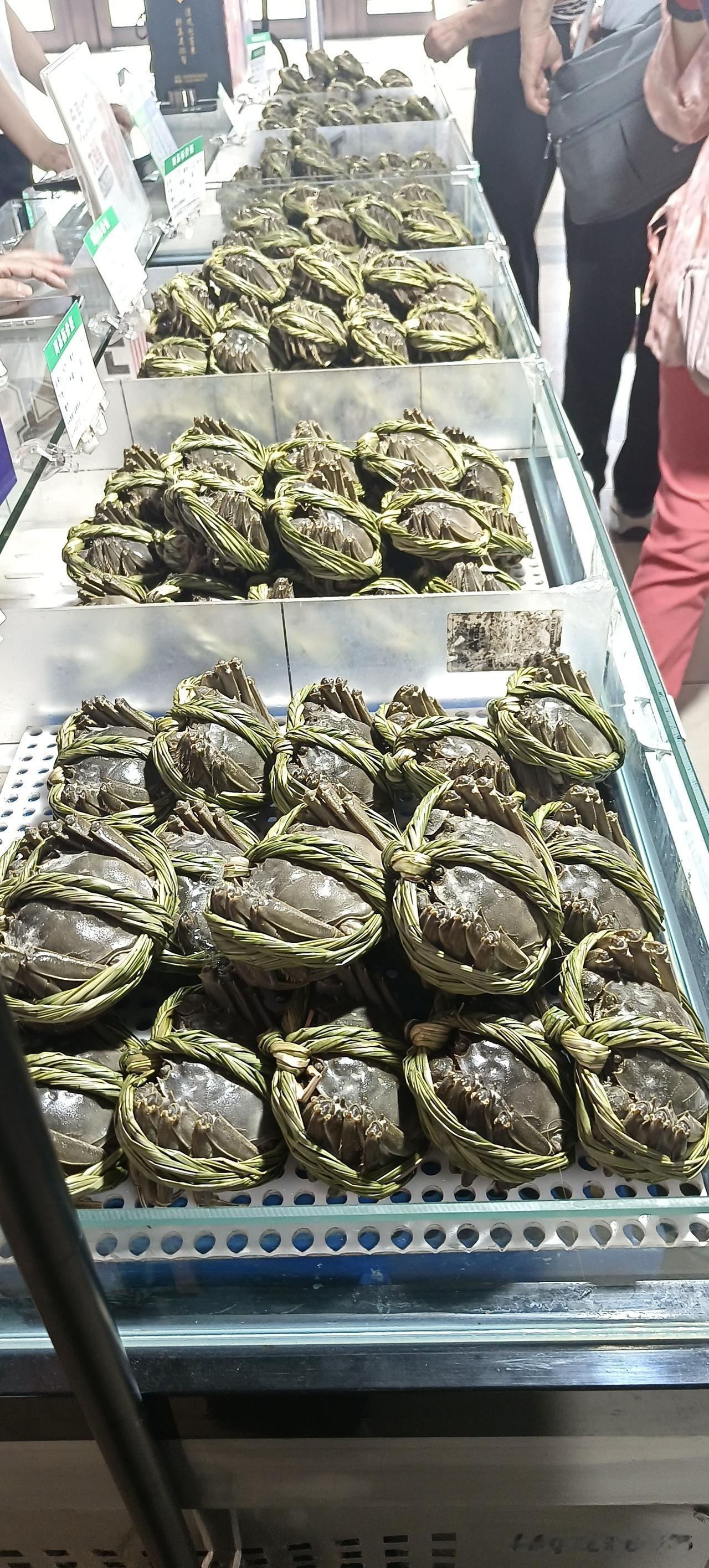 从上海回来，路过阳澄湖服务区。这几年这个地方可能因为卖大闸蟹出名了，也有钱了，服