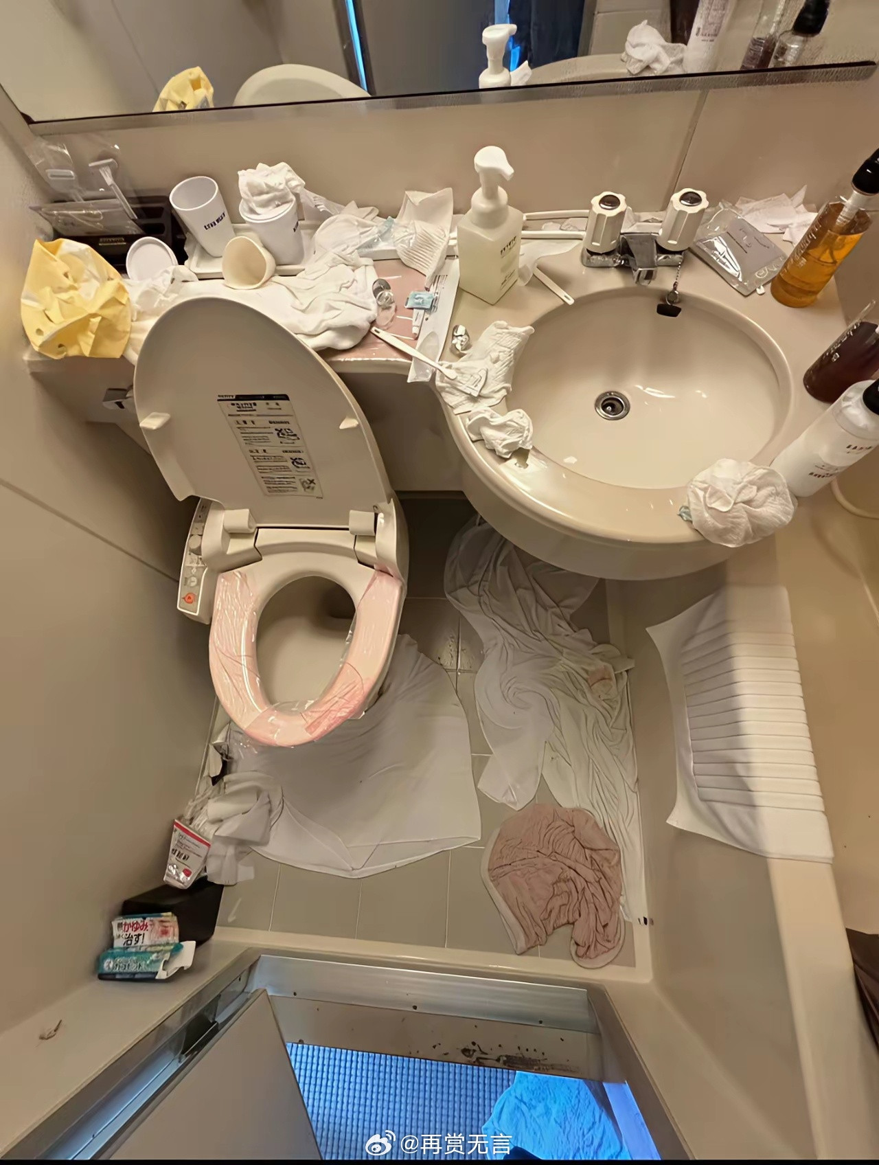 情侣退房后把酒店卫生整成这样，可以报警，让他们回来打扫卫生吗？