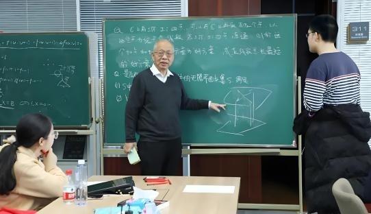 “遮羞布被扯掉了！”这句话放在丘成桐那番评价上，听起来刺耳，却也解释了为什么舆论