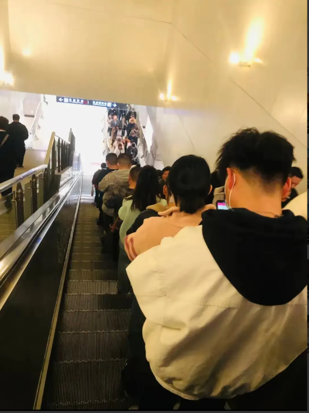 几乎同一时间，上海和成都叫停扶梯乘坐“左行右立”，这一行为本来被认为是典型的文明