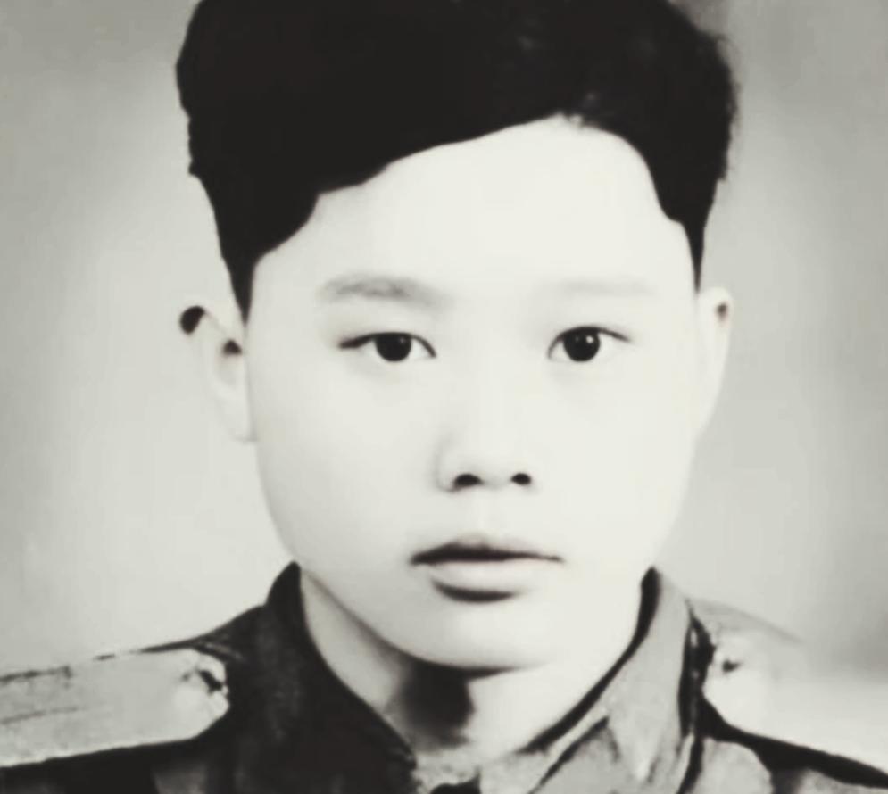 1951年1月28日，志愿军战士潘天炎因为生理需要去附近的草丛解决，却意外发现阵