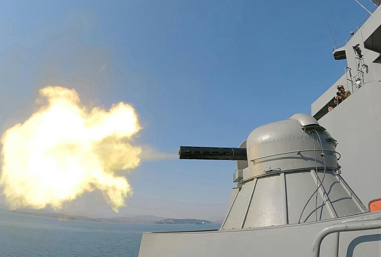 朝鲜实现了造舰奇迹，下水3天开始测试舰载武器：火力全开狂射主炮导弹！4月25