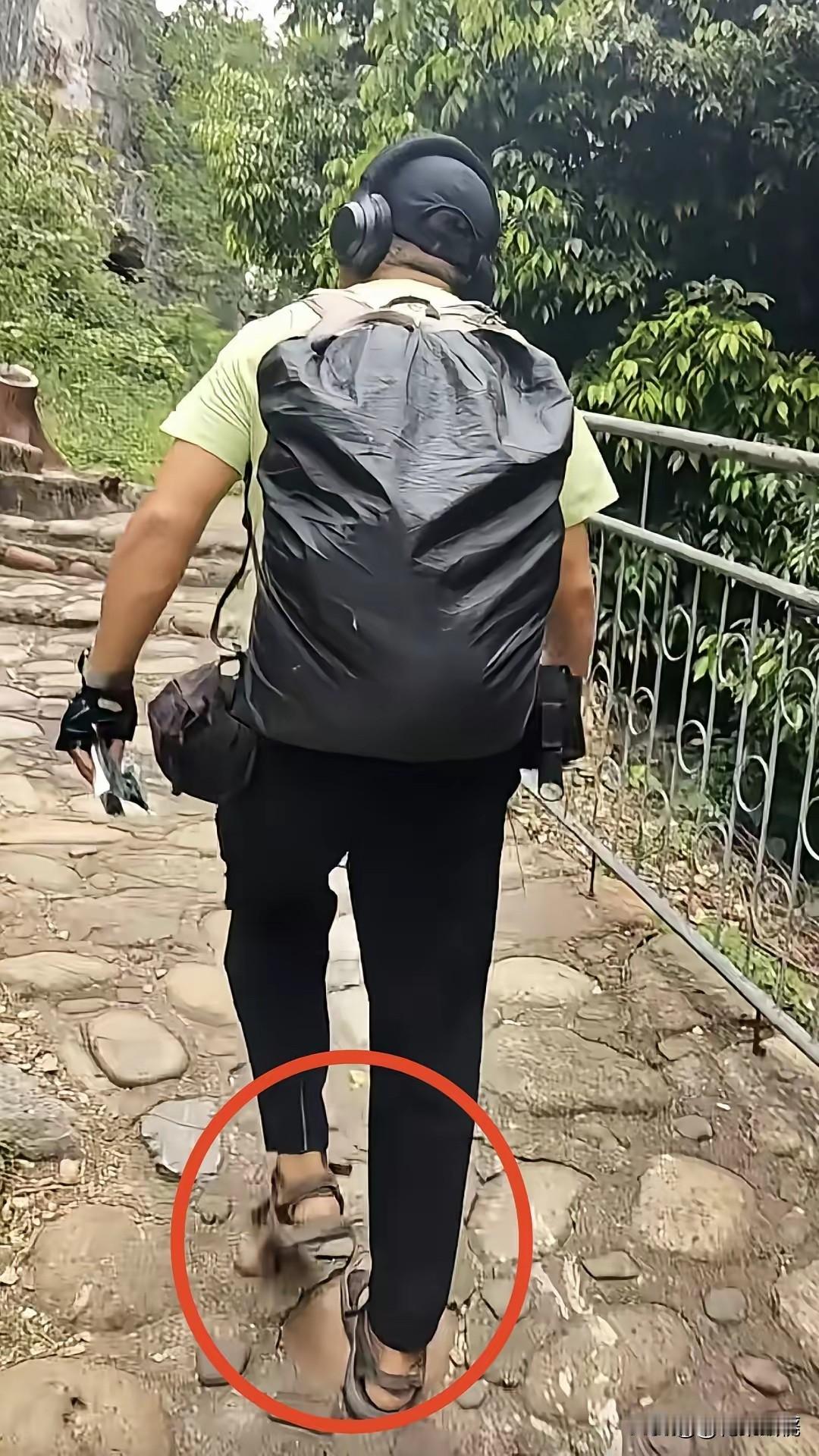 爬山遇到一形迹可疑男子，背着双肩包、带着耳机，说话口音也不是本地的，吃压缩饼干，