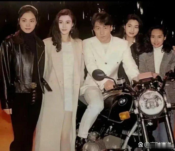 怪不得说李嘉欣不上镜美人真是在一群美女里更突出王菲站在李嘉欣旁边都成了傻大个