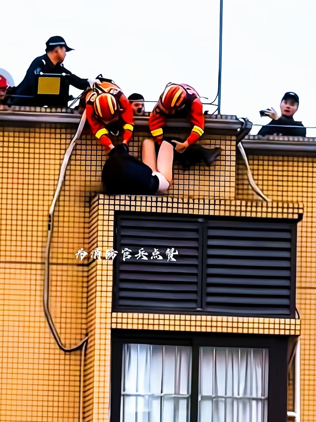 前两天小区里出了个事，一姑娘跟男朋友吵了架，越想越气，直接跑楼顶要跳楼。消防员赶