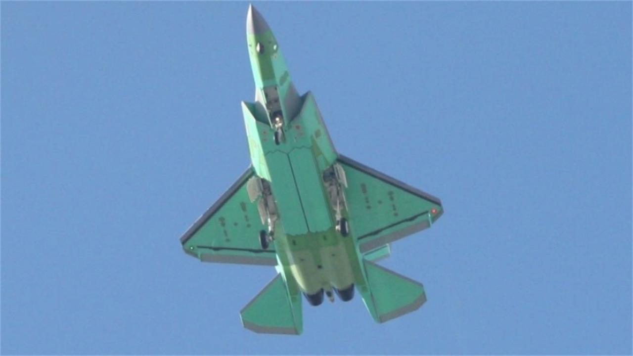 比F22更大！中国两架“庞然大物”联合飞行，性能稳居第一梯队2026年，两架