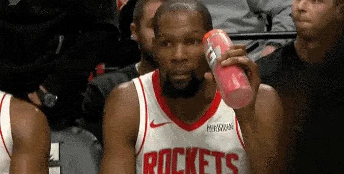 这也太离谱了吧！火箭昨晚在萨克拉门托没有找到酒店，因此，从旧金山驱车前往黄金1