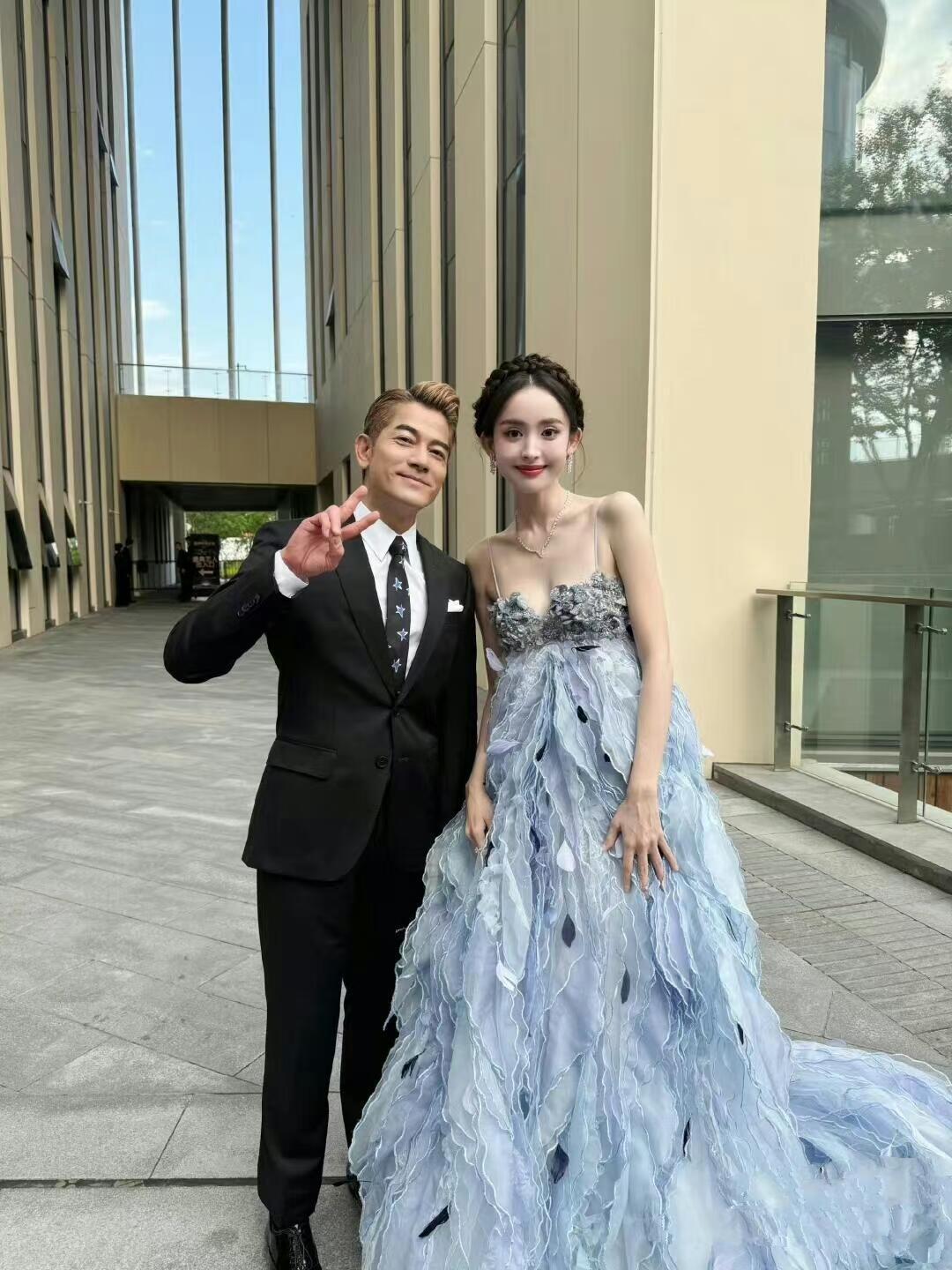 郭富城站在娜扎面前，还是蛮娇小的