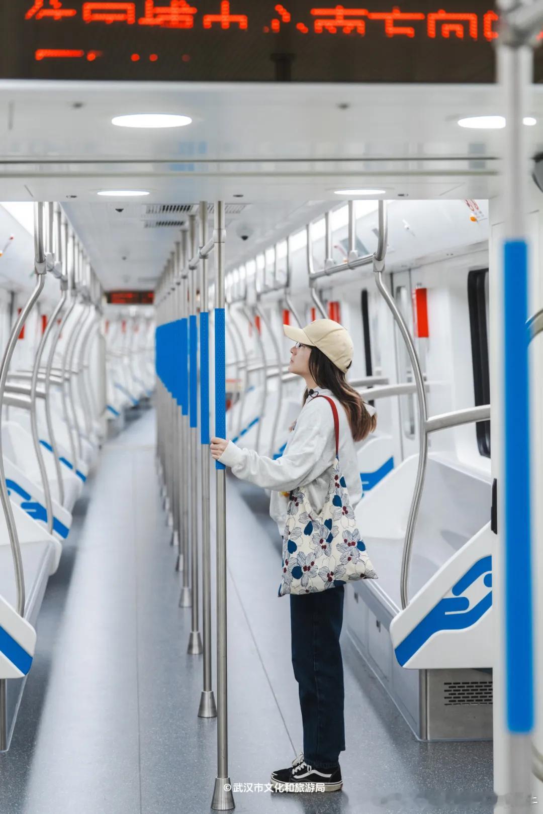 武汉地铁【武汉地铁12号线红→蓝】武汉地铁12号线和其他线路不同款的是，这次连