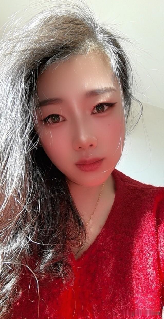 老板常年不在家，今天老板娘搂着我哭，哭得我心软。单身的男人，最知道寂寞女人的苦