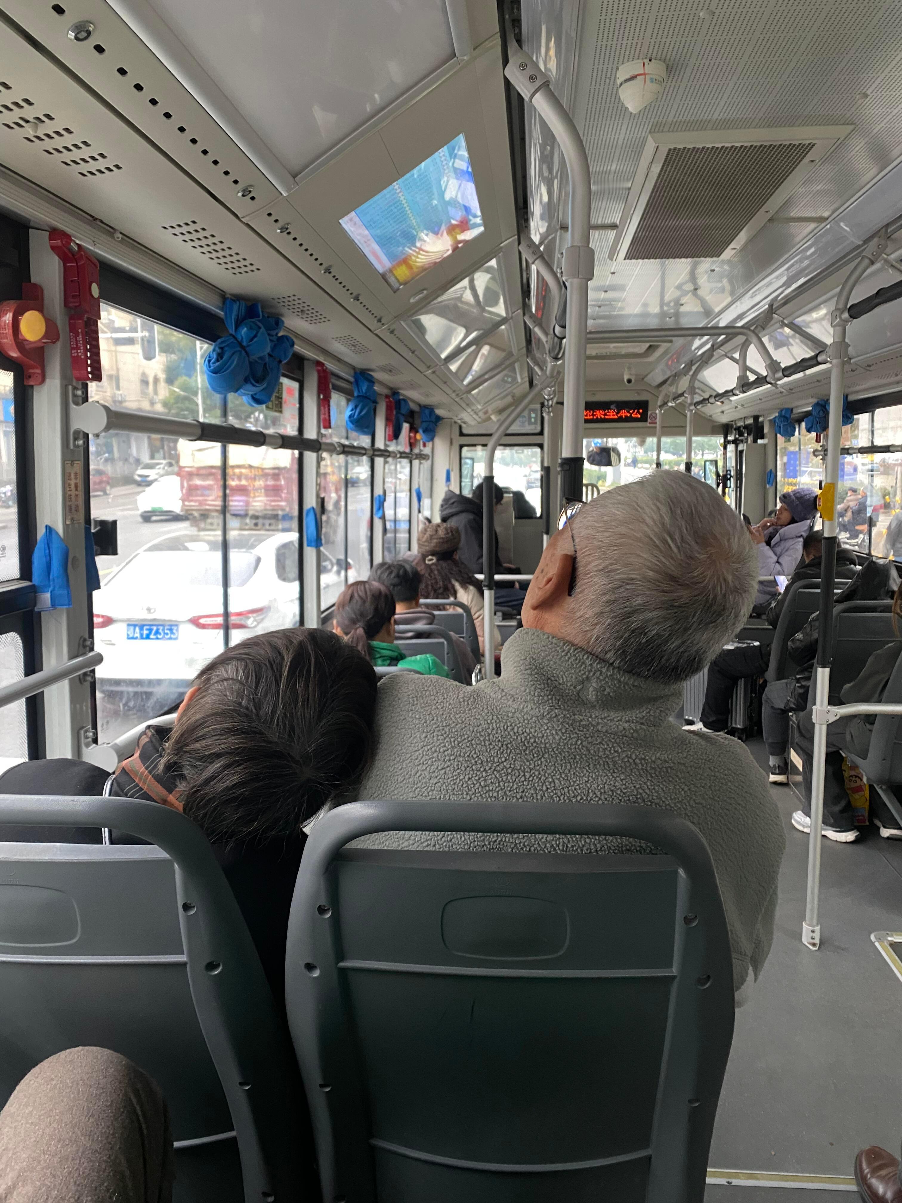 去感受别人的幸福今天在不同的一辆公交车拍下的场景，相同座位，坐着两对不同年龄的女