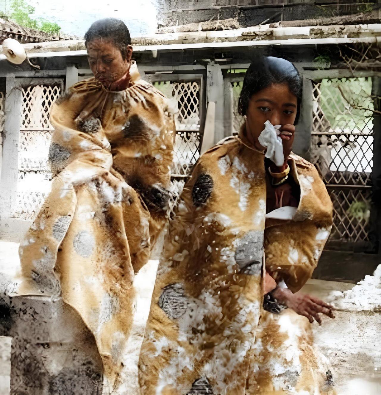 这是一张记录清末民初、逊清皇室后妃日常的老照片，画面中的两位女性正是溥仪的皇后婉