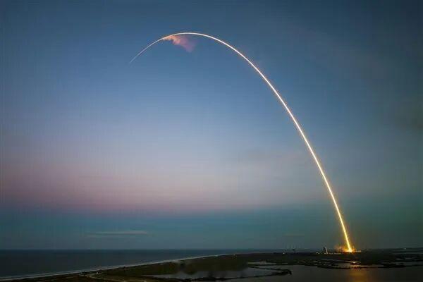 SpaceX完成今年第100次发射！马斯克曾表示：要年发千次北京时间8月19日凌晨2时，一枚猎鹰9号
