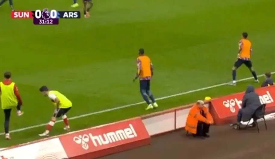 阿森纳的10连胜被桑德兰终结为了限制枪手界外球，黑猫把场边广告牌往球场方向移动了