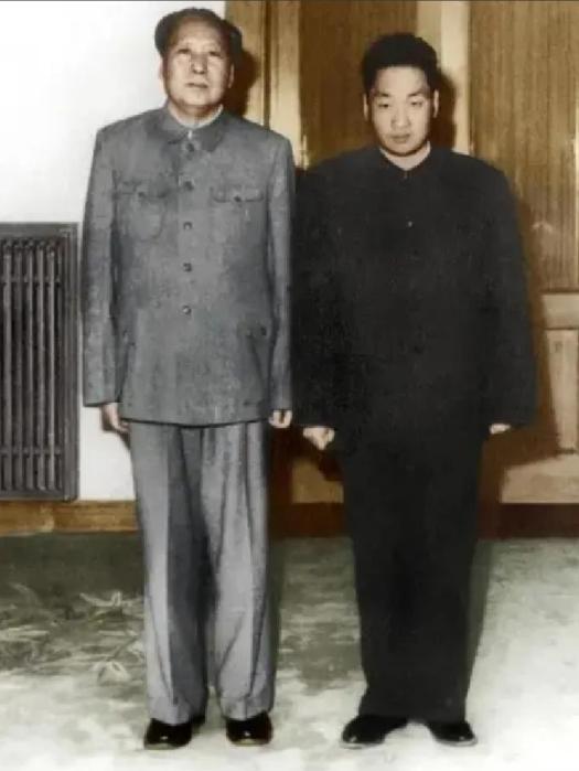 1962年春天，中南海，一张毛主席与次子毛岸青的父子合影被定格，看似是天伦之乐却