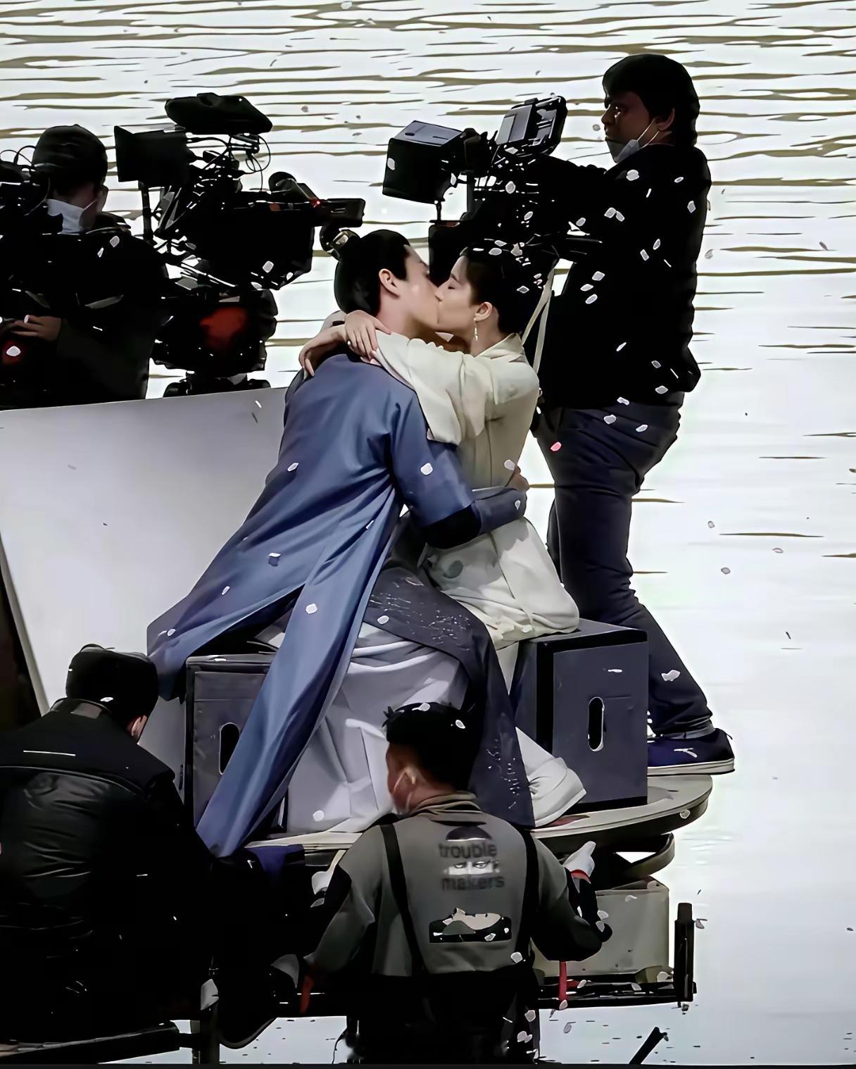 这就是演员的信念感！​这么多摄像机​普通人尴尬的估计​要双脚抠出来三室一厅了​