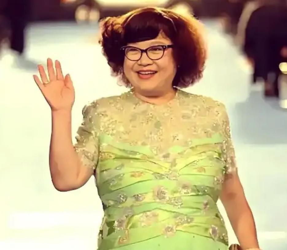 2008年，沈殿霞在奄奄一息之际突然清醒过来，女儿郑欣宜紧张地问她还有什么事情要